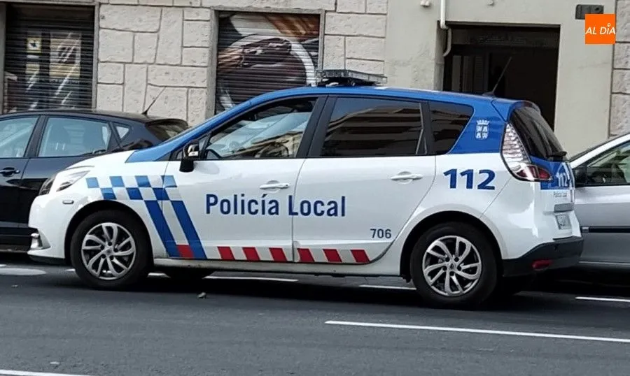 Patrulla de la Policía Local en la avenida de Comuneros. Foto de archivo