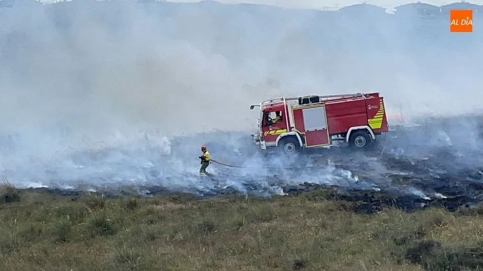 Foto 5 - Dos dotaciones de Bomberos sofocan un incendio en Alba de Tormes