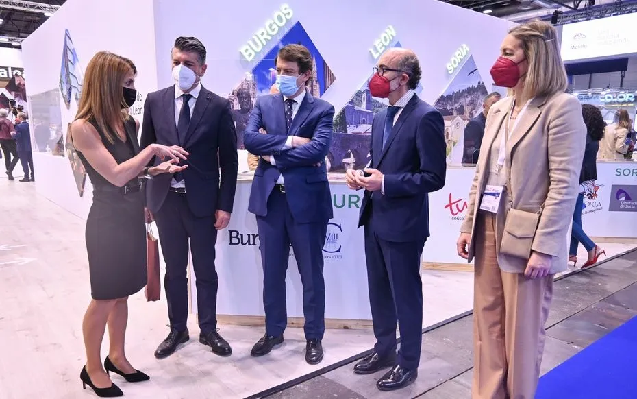 El presidente de la Junta, Alfonso Fernández Mañueco, en el centro, durante la presentación en Fitur de la oferta turística de Castilla y León