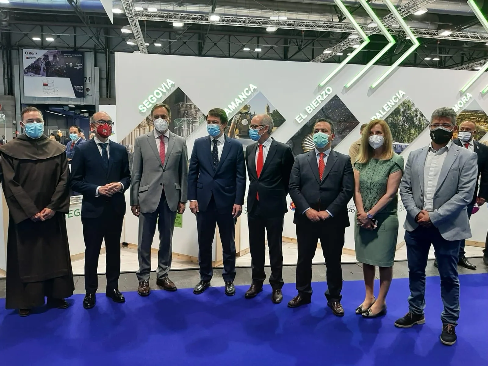 Autoridades provinciales y locales en el stand de Alba de Tormes en FITUR