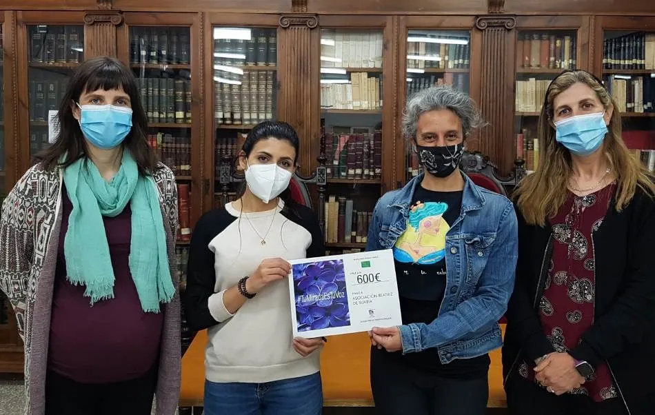 La AMPA del Fray hace entrega del dinero recaudado con la venta de portamascarillas el 25N  