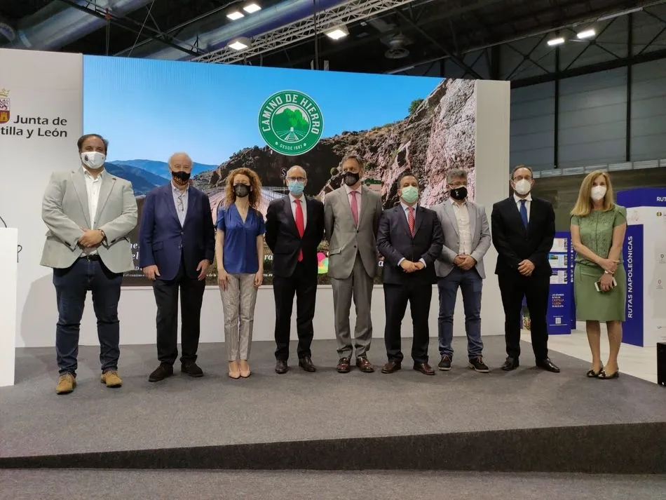 El alcalde, Roberto Martín (primero por la izquierda), en una presentación en el stand de Castilla y León - Ayto. Guijuelo