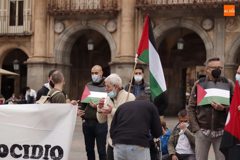 Foto 2 - Casi un centenar de personas se manifiestan a favor del pueblo palestino en Salamanca