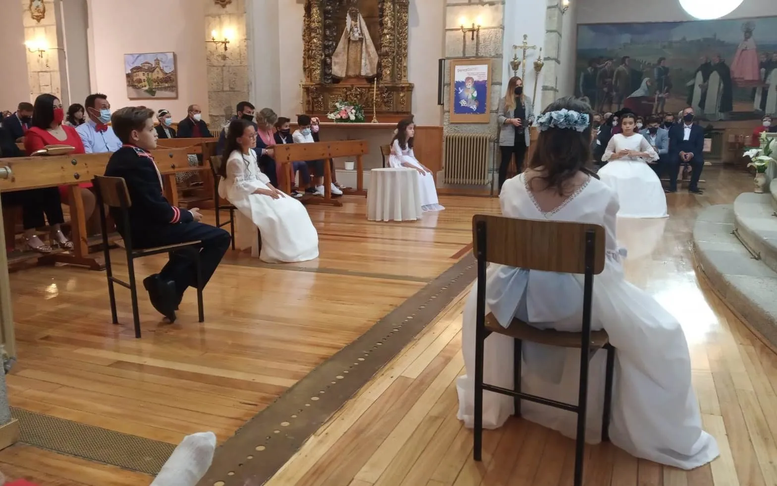Foto 2 - Cinco ni&ntilde;os m&aacute;s toman la Primera Comuni&oacute;n en la Parroquia de San Crist&oacute;bal  