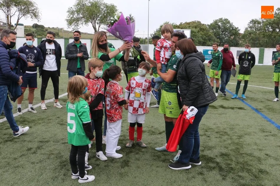 Foto 9 - Emotiva despedida de Jonathan Mart&iacute;n, eterno capit&aacute;n del CD Guijuelo