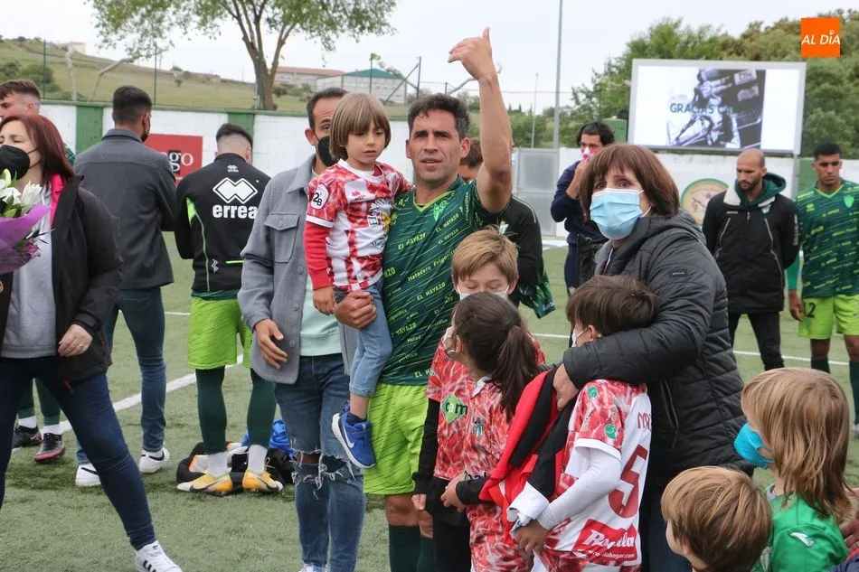 Foto 6 - Emotiva despedida de Jonathan Mart&iacute;n, eterno capit&aacute;n del CD Guijuelo