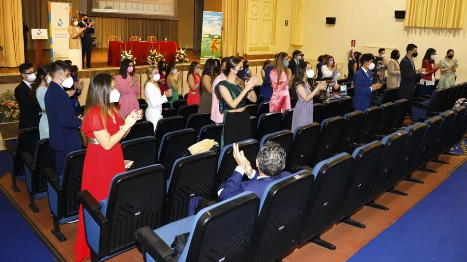 Foto 4 - Los alumnos de Segundo de Bachillerato del Colegio San Juan Bosco celebran su graduaci&oacute;n