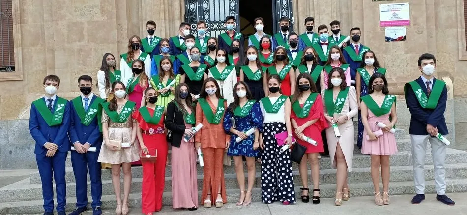 Graduación por todo lo alto para los alumnos de 2º de Bachilllerato del Colegio de Santa Teresa...