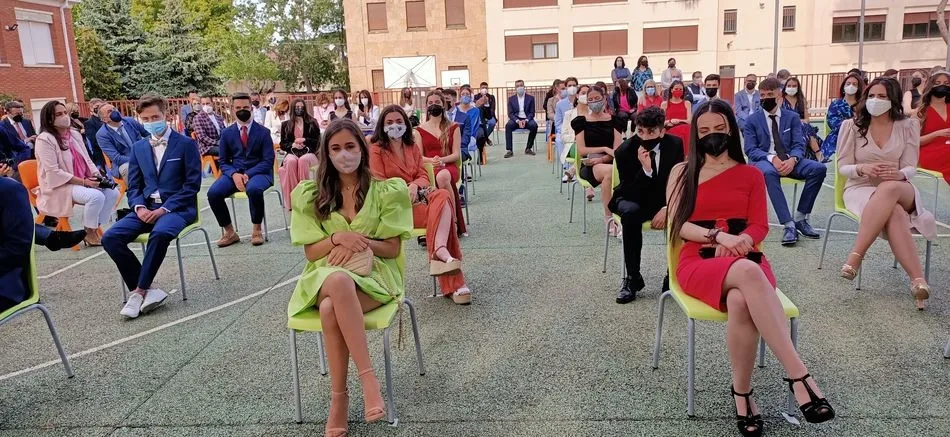 Foto 3 - Graduaci&oacute;n por todo lo alto para los alumnos de 2&ordm; de Bachilllerato del Colegio de Santa Teresa...