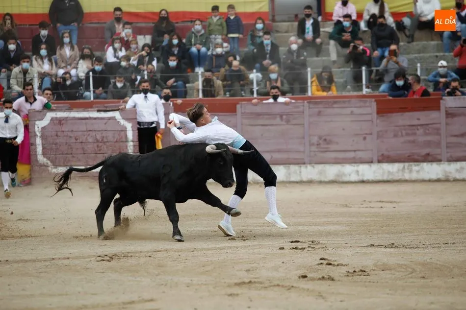 Foto 11 - Christi&aacute;n Pe&ntilde;as se impone en el concurso de cortes goyesco de Ledesma