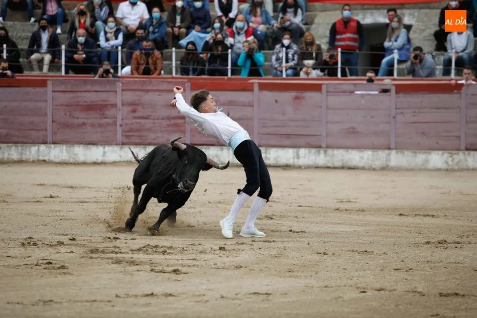 Foto 7 - Christi&aacute;n Pe&ntilde;as se impone en el concurso de cortes goyesco de Ledesma