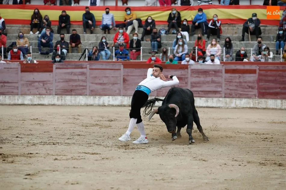 Foto 6 - Christi&aacute;n Pe&ntilde;as se impone en el concurso de cortes goyesco de Ledesma