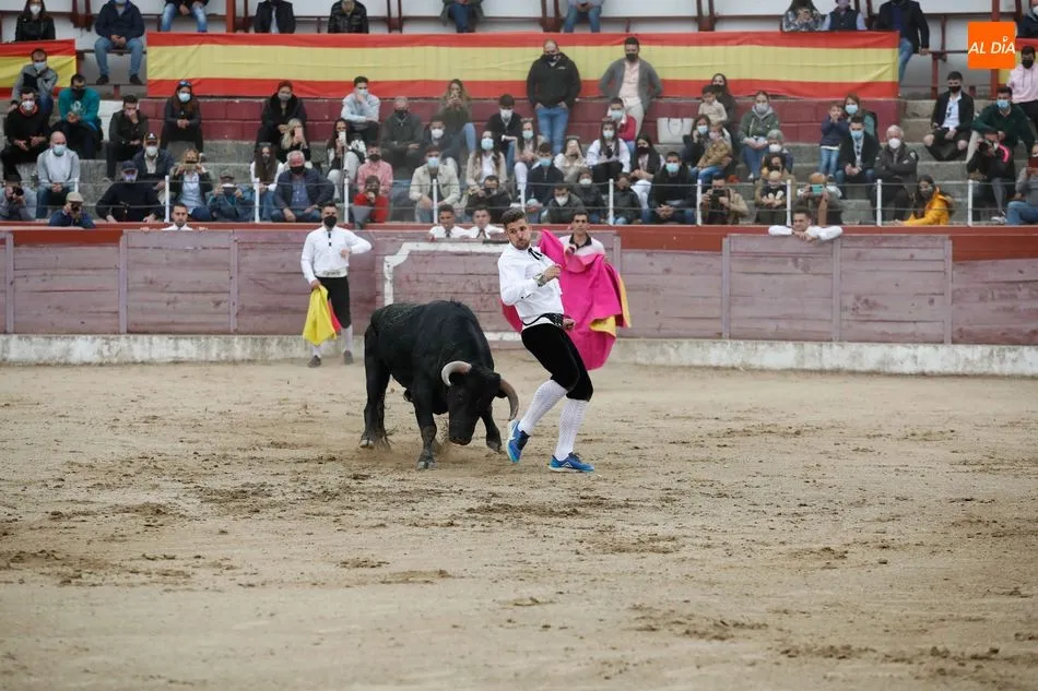 Foto 4 - Christi&aacute;n Pe&ntilde;as se impone en el concurso de cortes goyesco de Ledesma