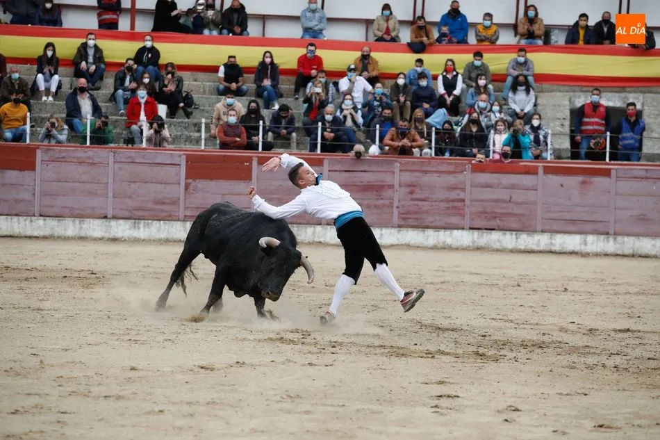 Foto 3 - Christi&aacute;n Pe&ntilde;as se impone en el concurso de cortes goyesco de Ledesma