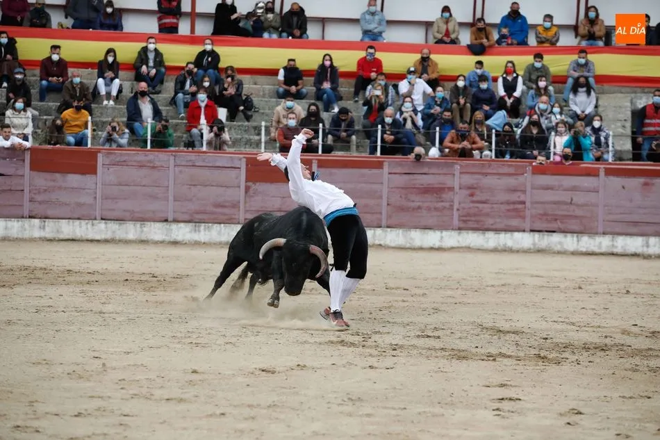 Foto 2 - Christi&aacute;n Pe&ntilde;as se impone en el concurso de cortes goyesco de Ledesma