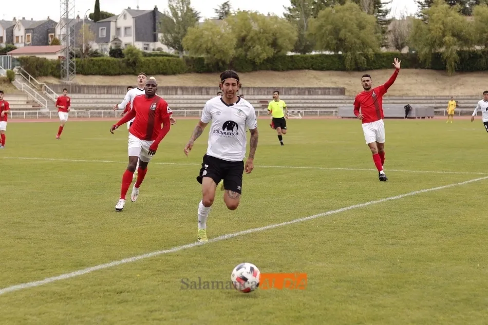 Clay Silvas corre tras un balón / Guillermo García