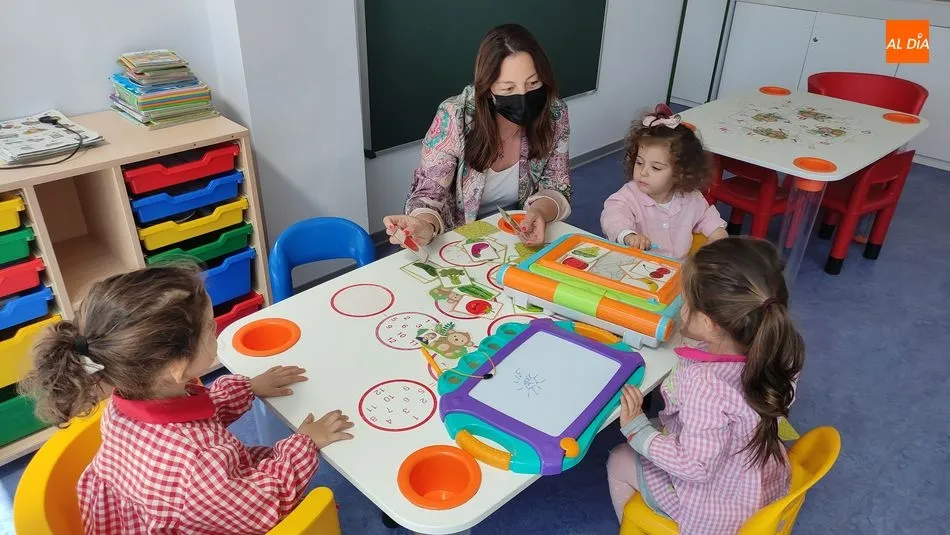 La edil de Cultura y Educación, María Jesús Moro, en la Escuela Infantil de Guijuelo - K.R.
