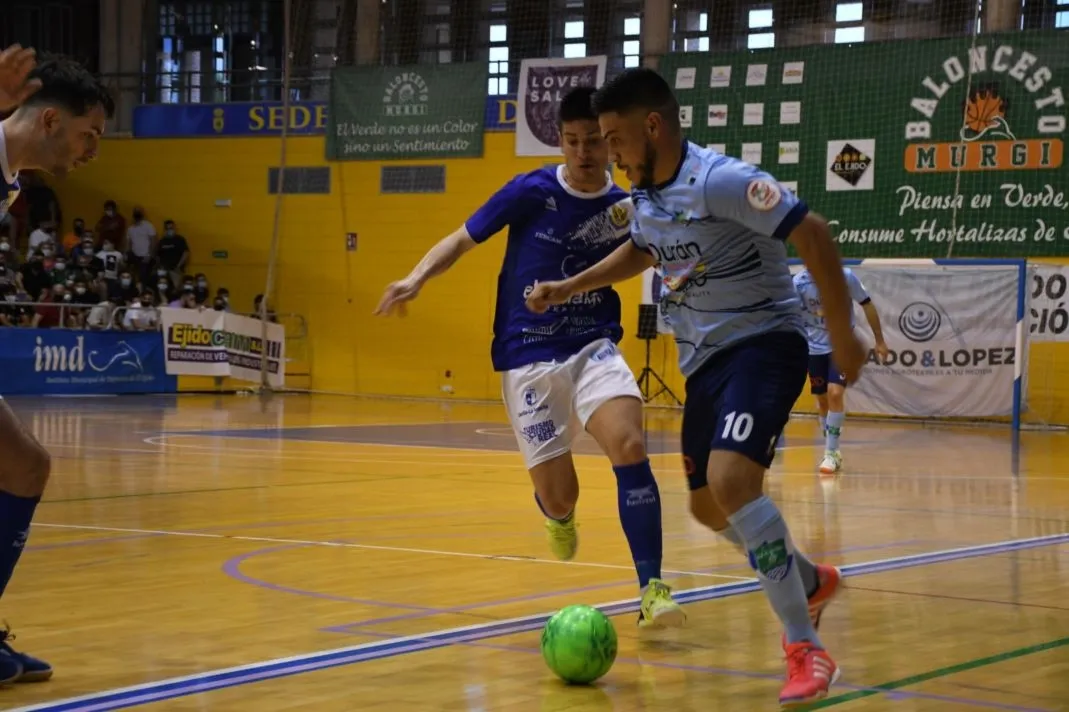 Chus presiona a un rival durante el encuentro / Manzanares FS