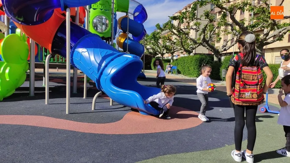 Foto 4 - Guijuelo sigue mejorando las zonas infantiles y ofrece nuevas zonas deportivas