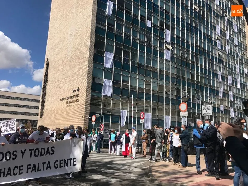 Foto 3 - La marea blanca vuelve a tomar las calles de Salamanca reclamando una mejor Sanidad P&uacute;blica