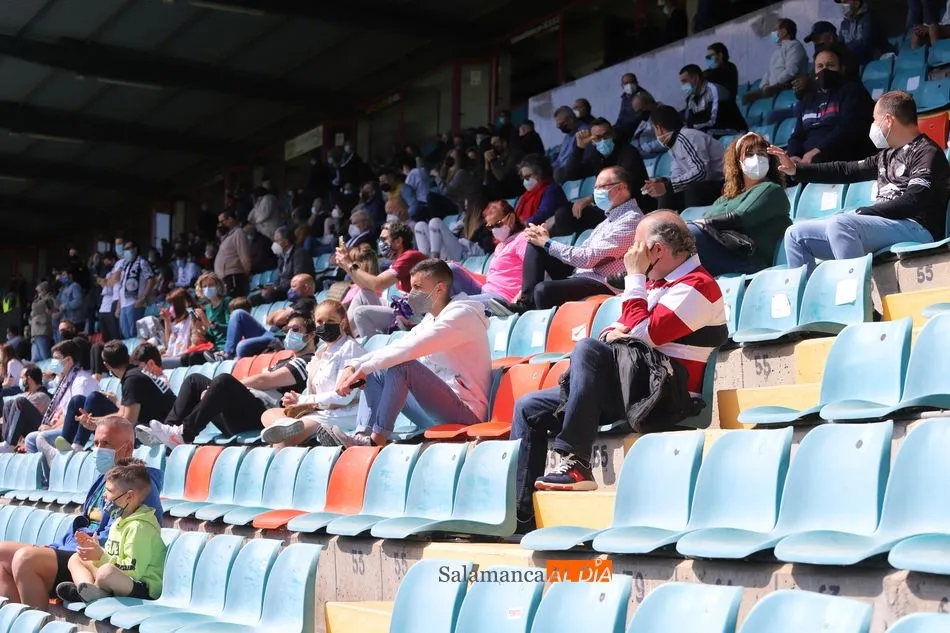 Foto 7 - Clamor en el Helm&aacute;ntico y la afici&oacute;n del Salamanca UDS dicta sentencia: &ldquo;Lolo, qu&eacute;date&rdquo;