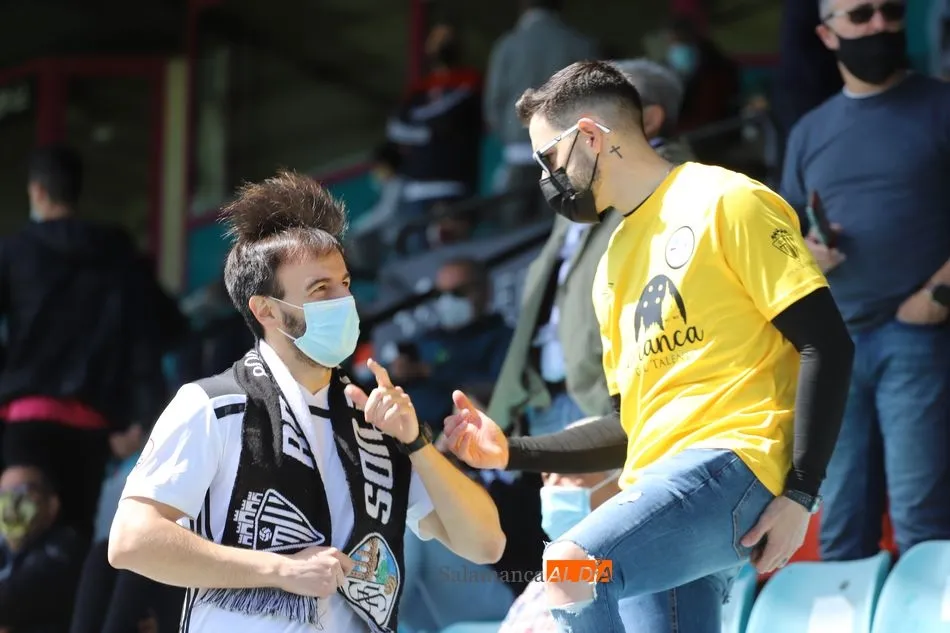 Foto 6 - Clamor en el Helm&aacute;ntico y la afici&oacute;n del Salamanca UDS dicta sentencia: &ldquo;Lolo, qu&eacute;date&rdquo;