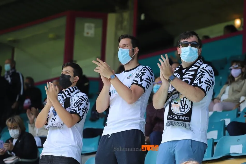 Foto 4 - Clamor en el Helm&aacute;ntico y la afici&oacute;n del Salamanca UDS dicta sentencia: &ldquo;Lolo, qu&eacute;date&rdquo;