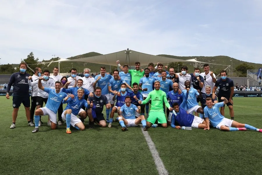 Kike López (abajo en el medio) festeja el ascenso / TWITTER