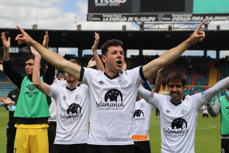 Uxío canta junto a la afición del Salamanca UDS