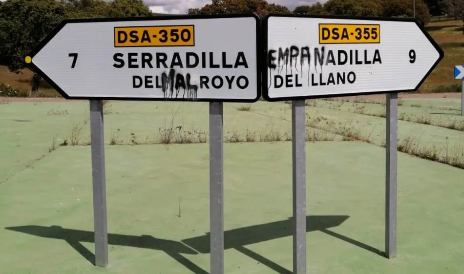 1Foto: Las Serradillas, víctima de la ‘gracia’ de las señales indicativas  
