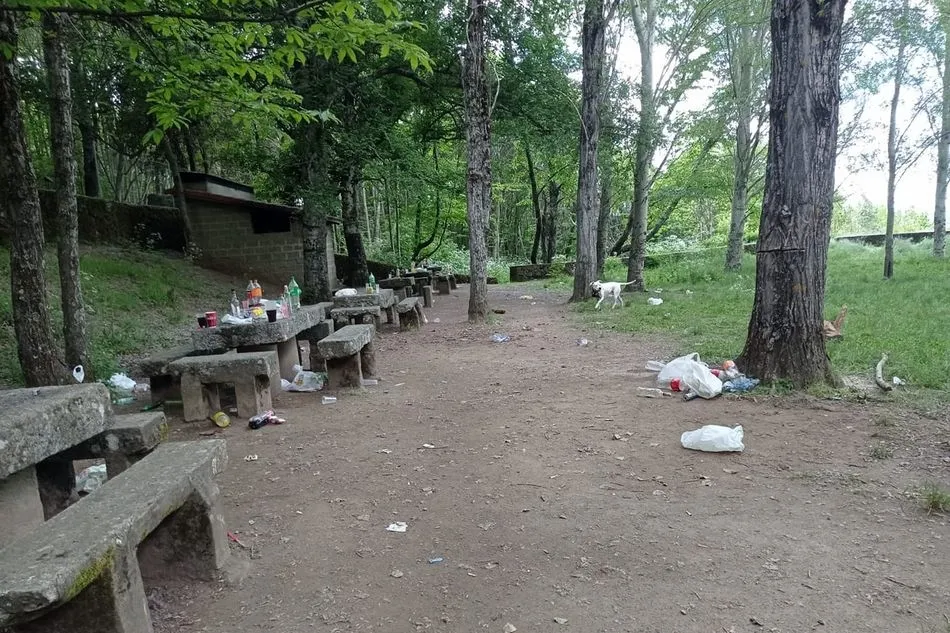 Foto 3 - Vecinos de B&eacute;jar limpian el botell&oacute;n de la Fuente del Lobo