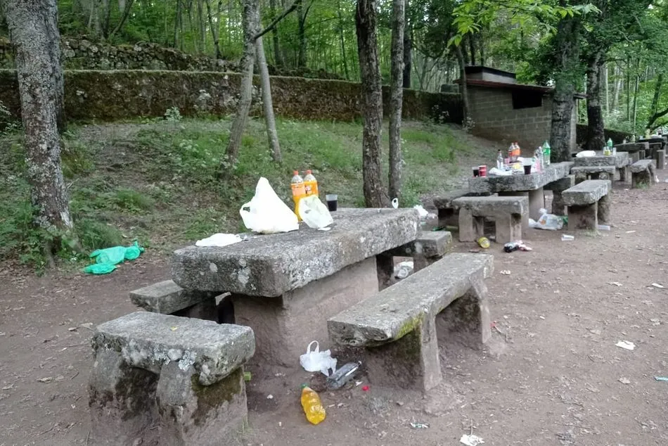 Foto 2 - Vecinos de B&eacute;jar limpian el botell&oacute;n de la Fuente del Lobo