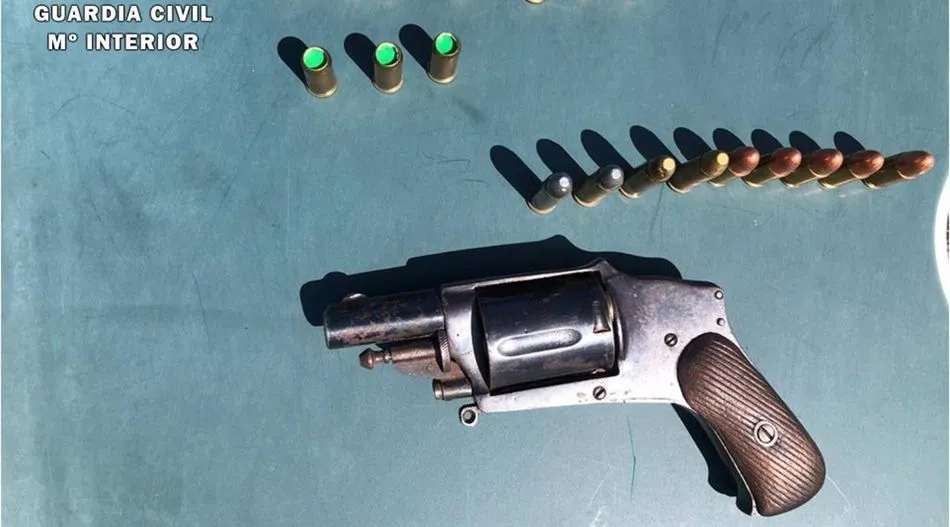 Arma y munición intervenida en esta detención