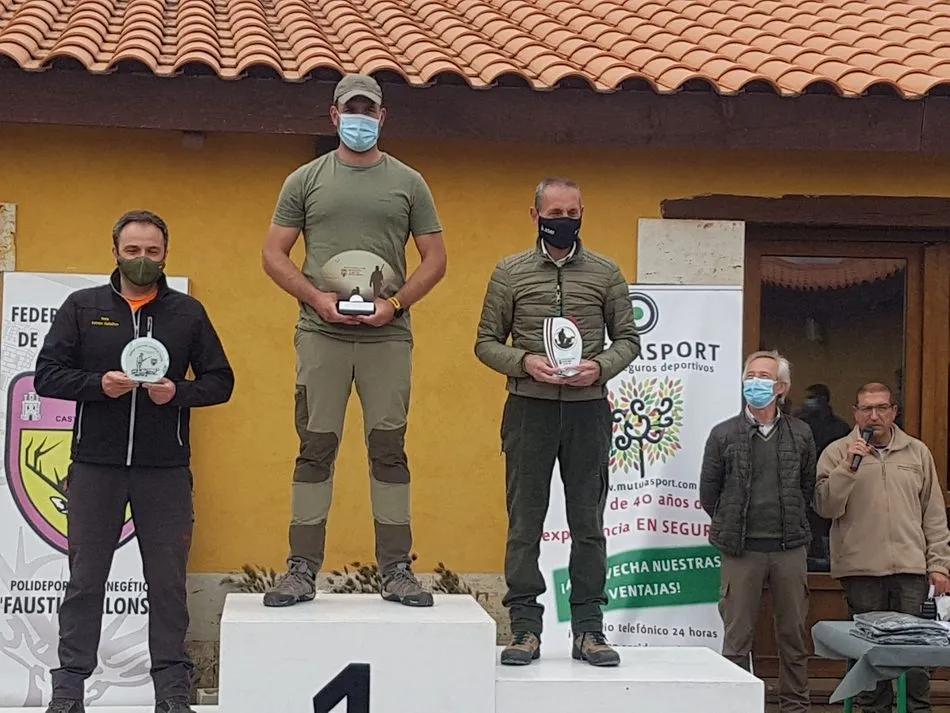 Foto 2 - La mirobrigense Lidia P&eacute;rez se proclama campeona regional de San Huberto en damas  