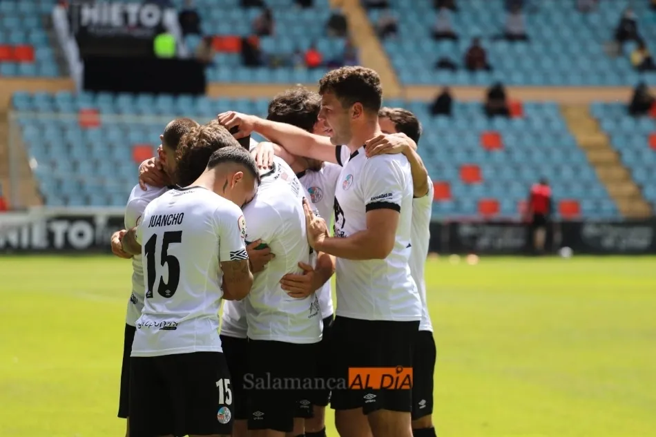 El Salamanca UDS se abraza / Lydia González