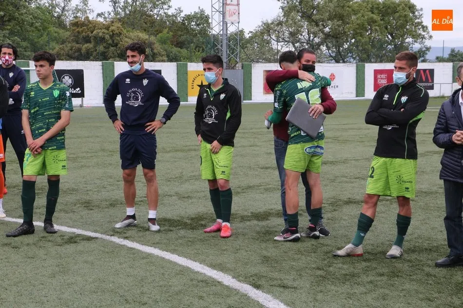 Abrazos en el adiós del excapitán Jonathan Martín