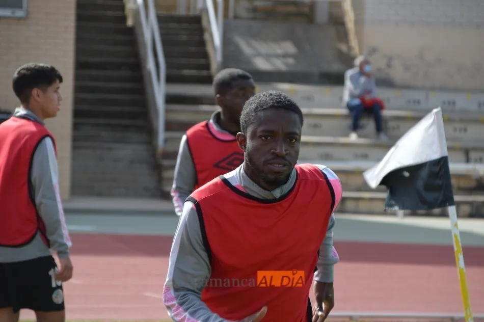 Oumar Camara, en un calentamiento