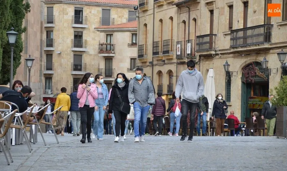 Jóvenes en el centro de Salamanca. Foto de archivo