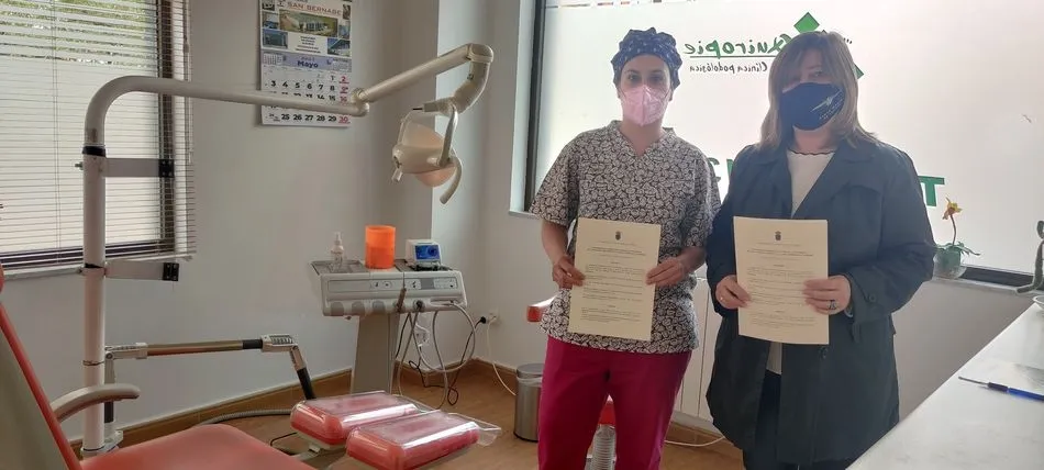 La concejal de Mayores, Esther Casado, ha presentado la firma con la clínica Quiropie para la implantación y desarrollo de este servicio