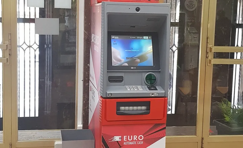 Cajero automático ubicado en el vestíbulo de la oficina principal de Correos en Salamanca
