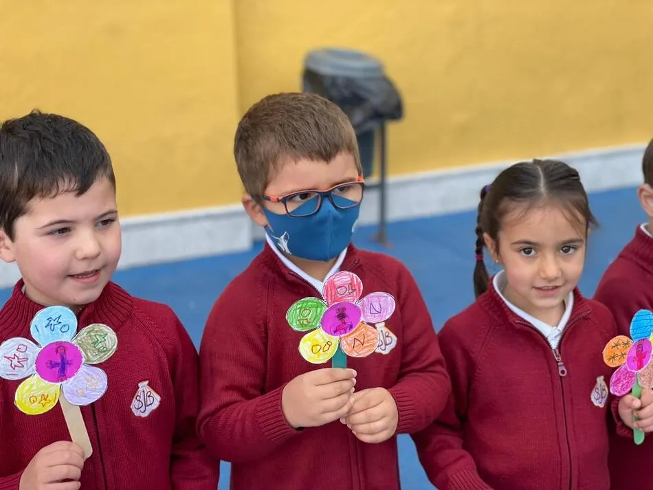 Los alumnos del Colegio San Juan Bosco celebran la fiesta de María Auxiliadora 