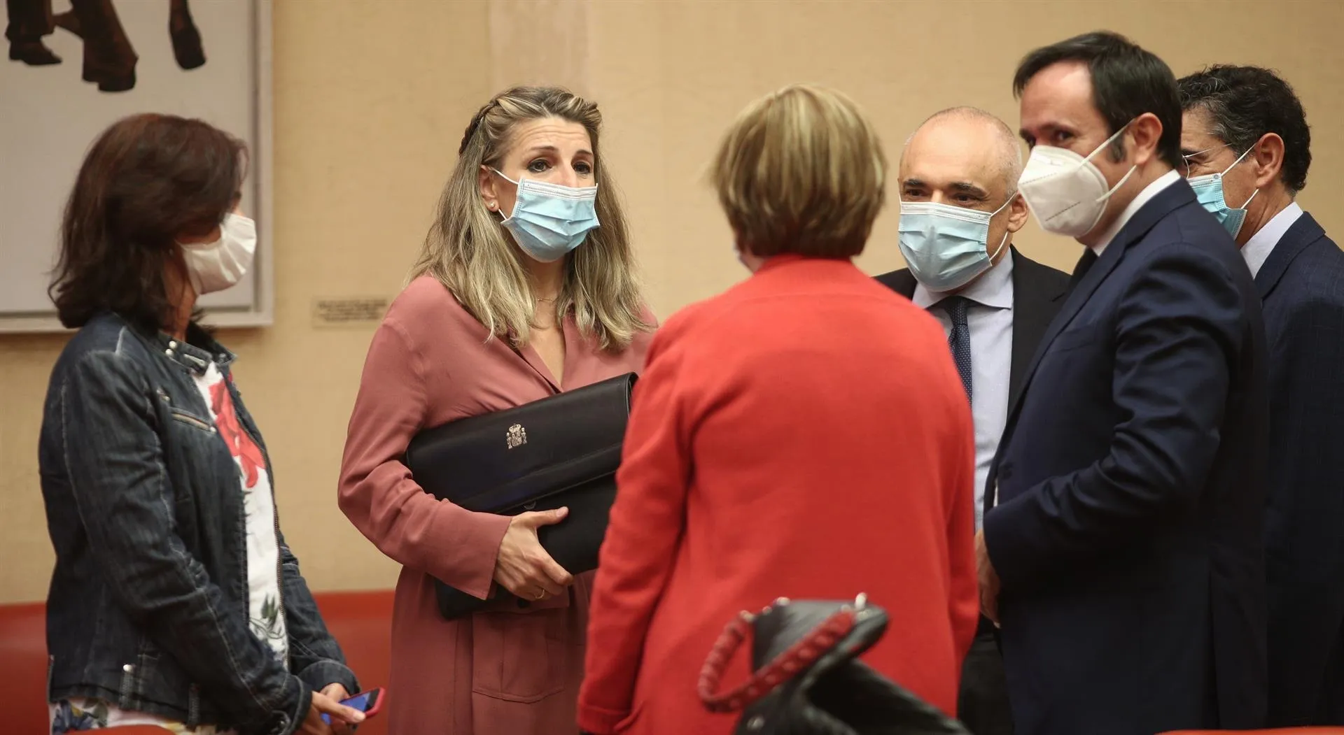 La ministra de Trabajo y Economía Social, Yolanda Díaz mantiene una conversación antes de una comparecencia en Comisión en el Congreso