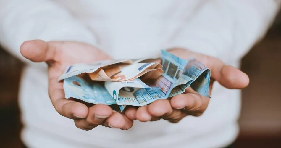 Pago de comisiones bancarias incluso teniendo domiciliada la nómina, denuncia OCU 