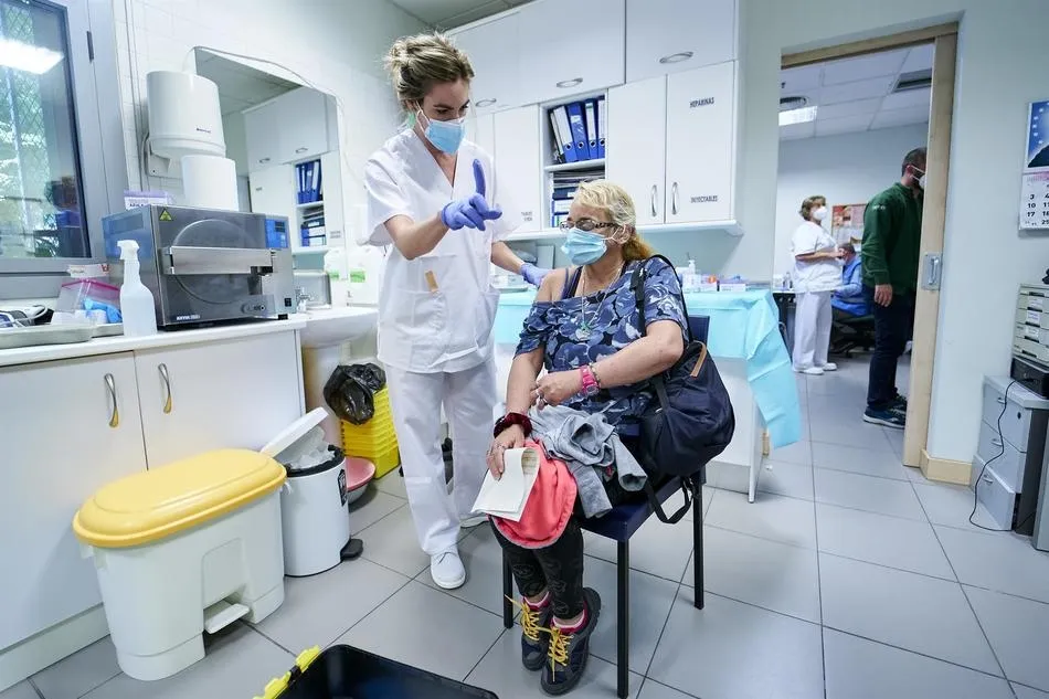 Una mujer recibe la vacuna frente a la Covid-19. Foto: EP