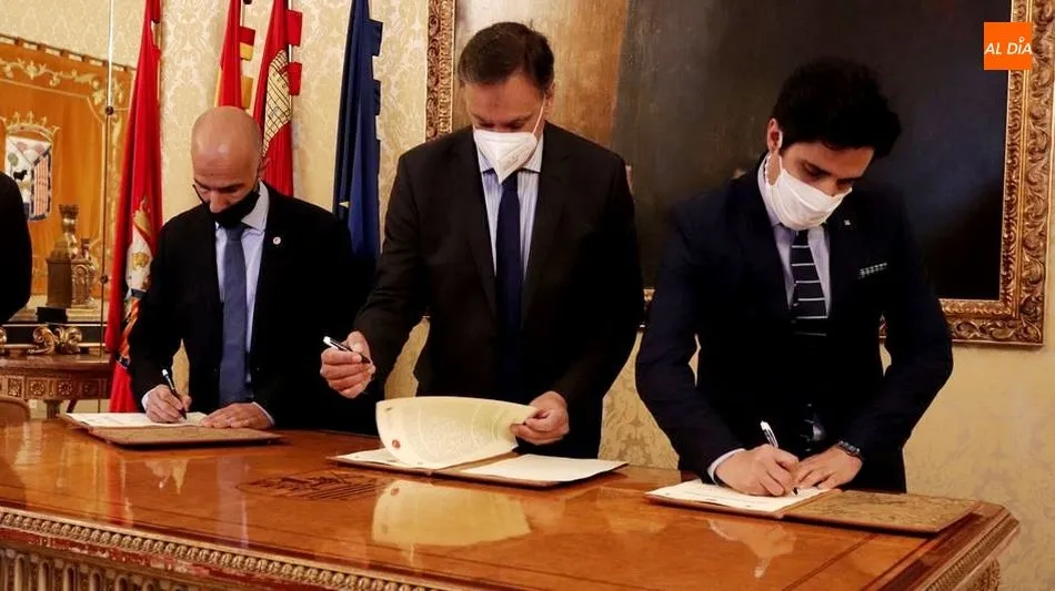 El alcalde de Salamanca, Carlos García Carbayo, el director general de la Fundación General de la Universidad de Salamanca, Óscar González, y el CEO de Startup Olé Accelerator, Emilio Corchado, firman la renovación del convenio de colaboración con Startup