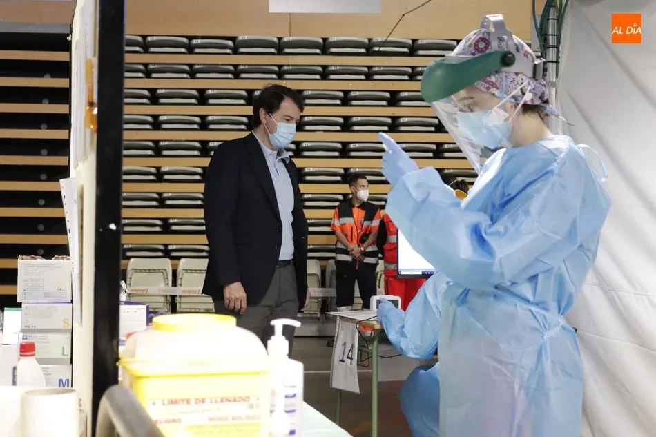 Foto 5 - Vacunan frente al coronavirus al presidente de Castilla y Le&oacute;n en el Multiusos S&aacute;nchez Para&iacute;so  