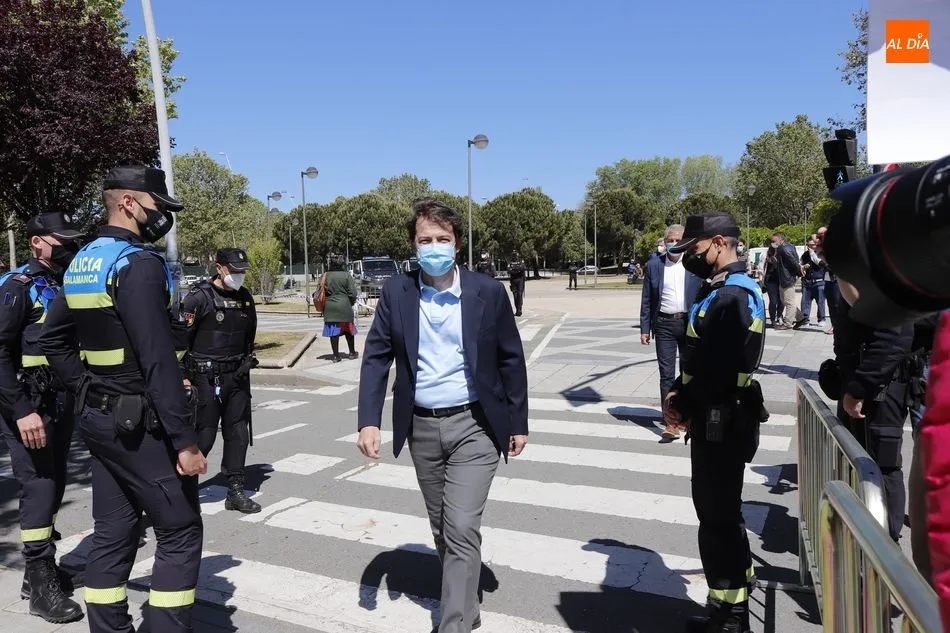 Foto 4 - Vacunan frente al coronavirus al presidente de Castilla y Le&oacute;n en el Multiusos S&aacute;nchez Para&iacute;so  