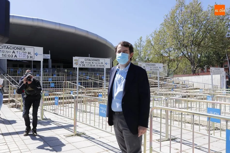 Foto 2 - Vacunan frente al coronavirus al presidente de Castilla y Le&oacute;n en el Multiusos S&aacute;nchez Para&iacute;so  