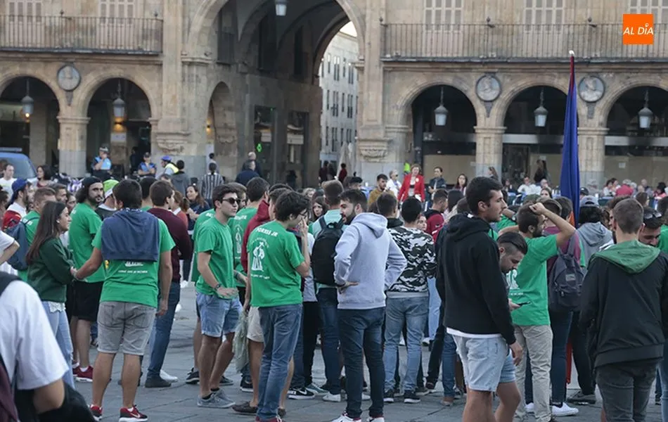 Novatadas en la Plaza Mayor de Salamanca | ARCHIVO