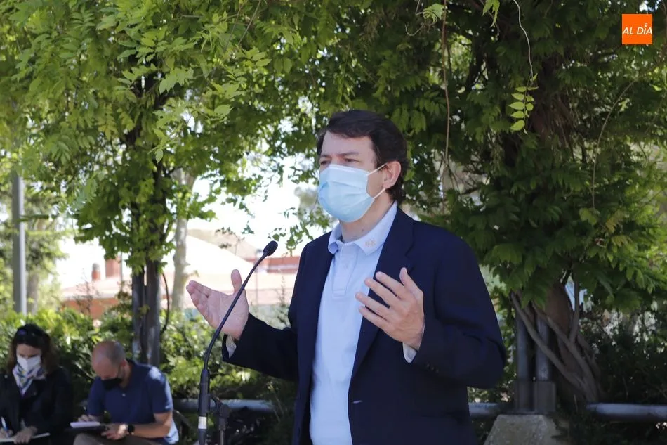 El presidente de la Junta de Castilla y León, Alfonso Fernández Mañueco, junto al Multiusos, en Garrido. Foto de Guillermo García San Miguel